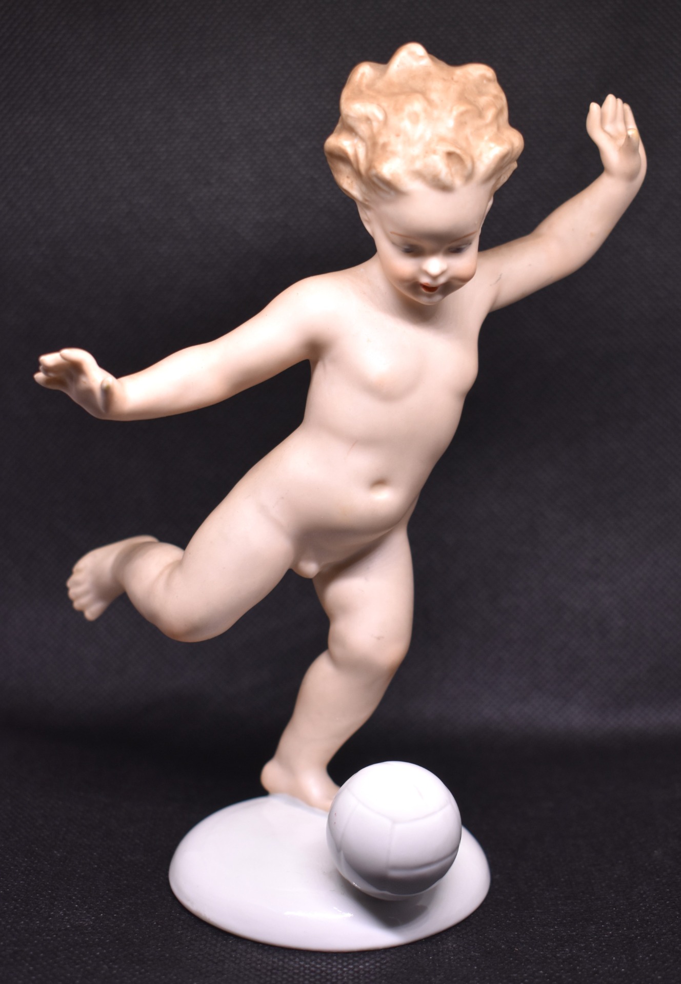 Statuetă din porțelan Wallendorf, copil nud lovind o minge, piesă decorativă
