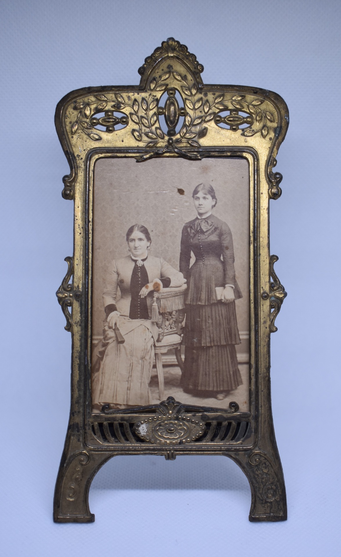 Ramă foto veche din alamă pentru fotografie CDV, decor vegetal, secol XIX