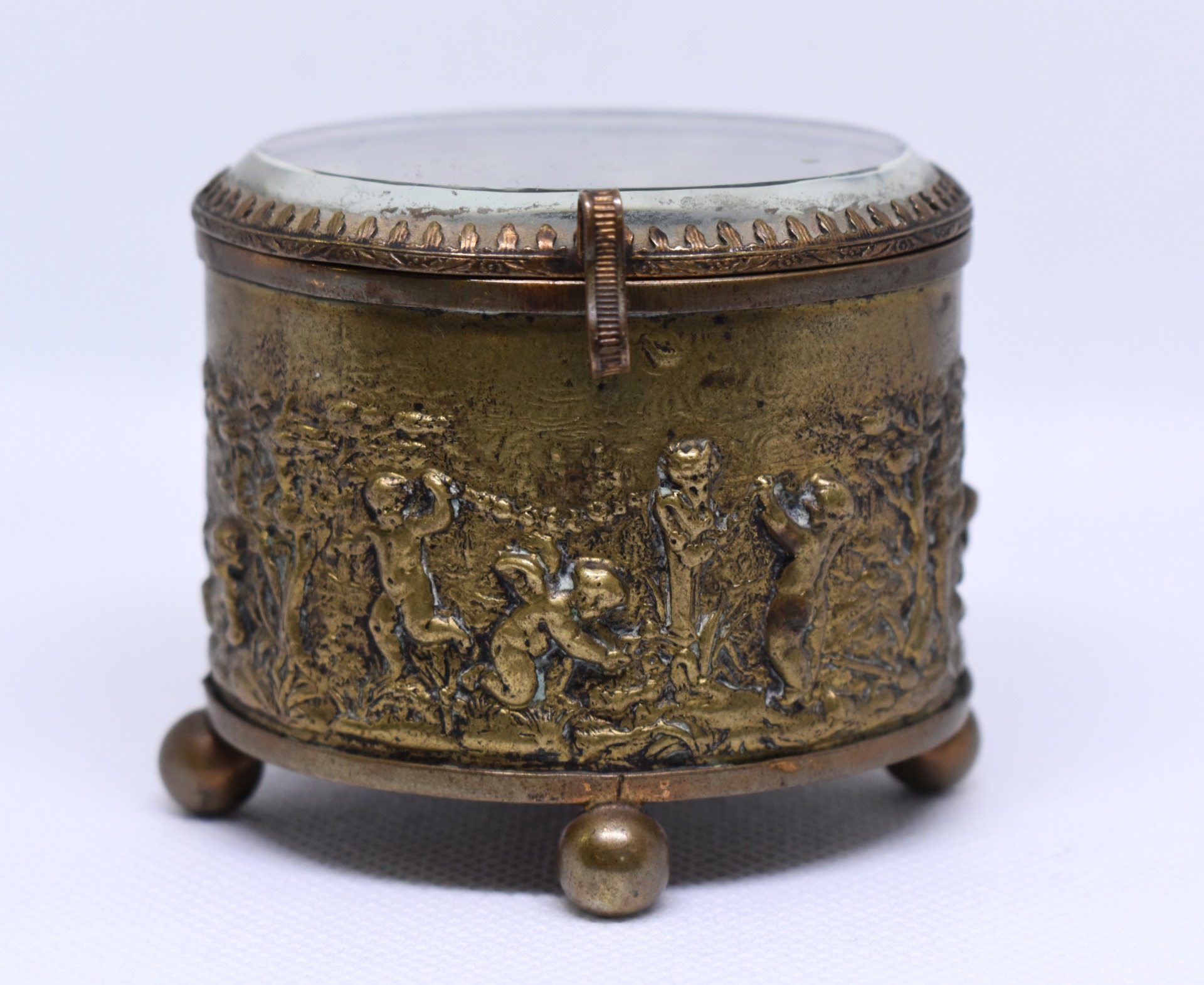 Cutie de bijuterii Napoleon III din alamă cu decor în relief cu amorași, Franța secol XIX