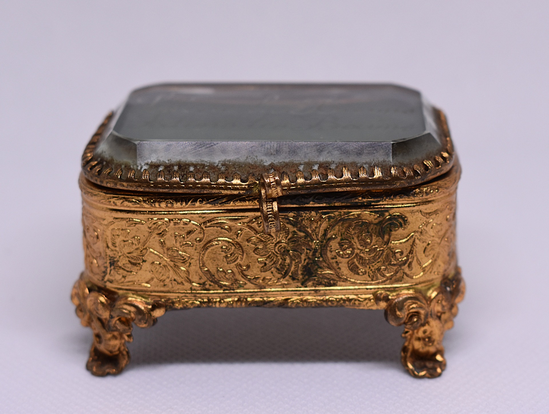 Cutie de bijuterii Napoleon III din alamă aurită cu capac din cristal bizotat