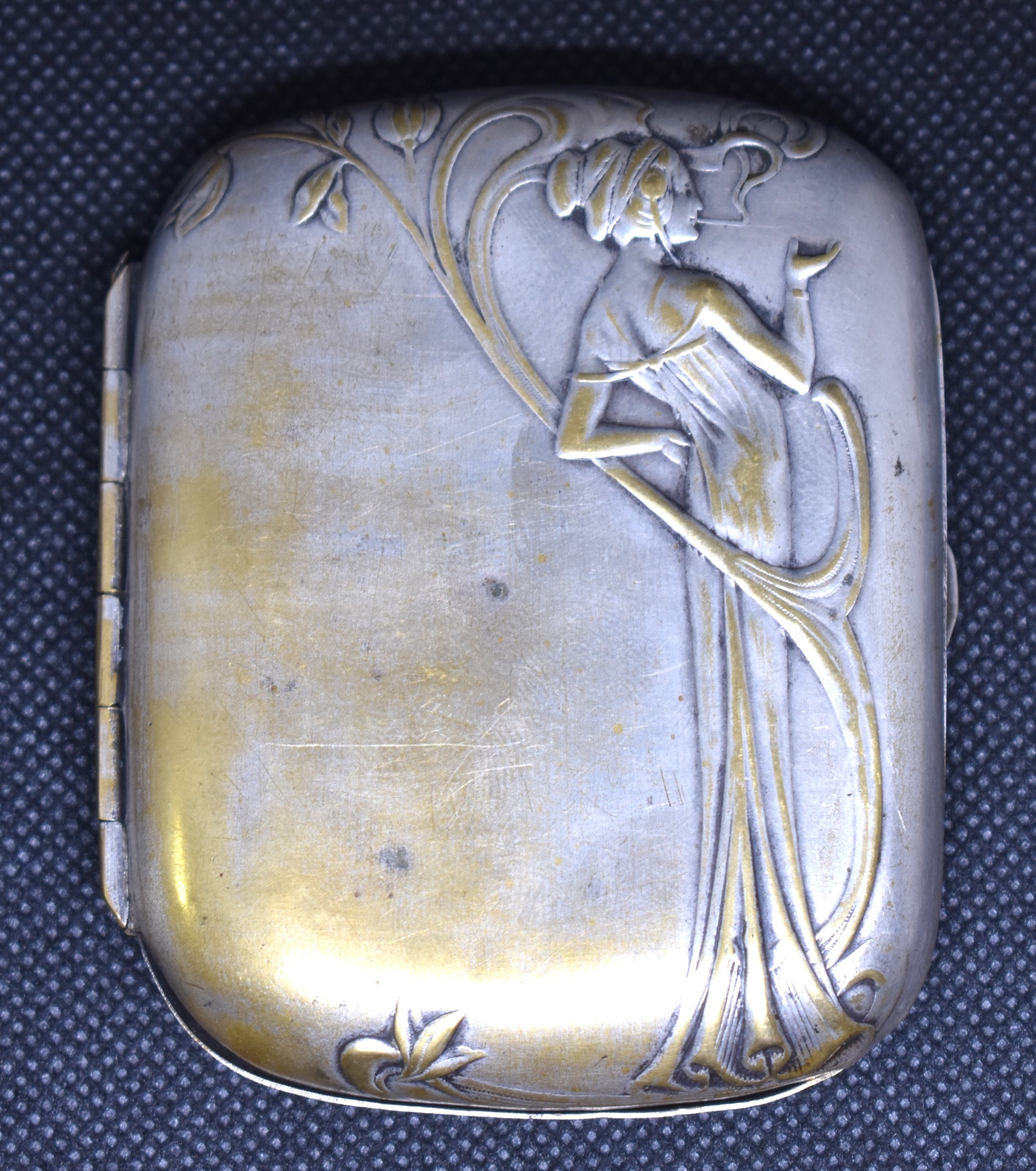 Tabacheră Art Nouveau din metal, decor cu figură feminină stilizată, cca. 1900