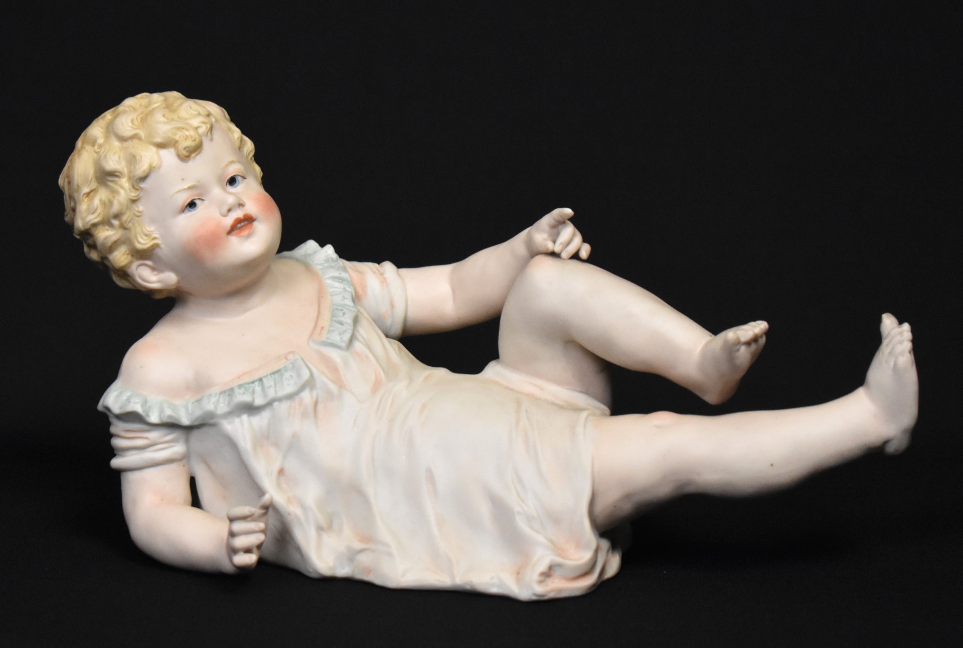 Piano Baby din porțelan biscuit german, copil culcat, cca. 1880