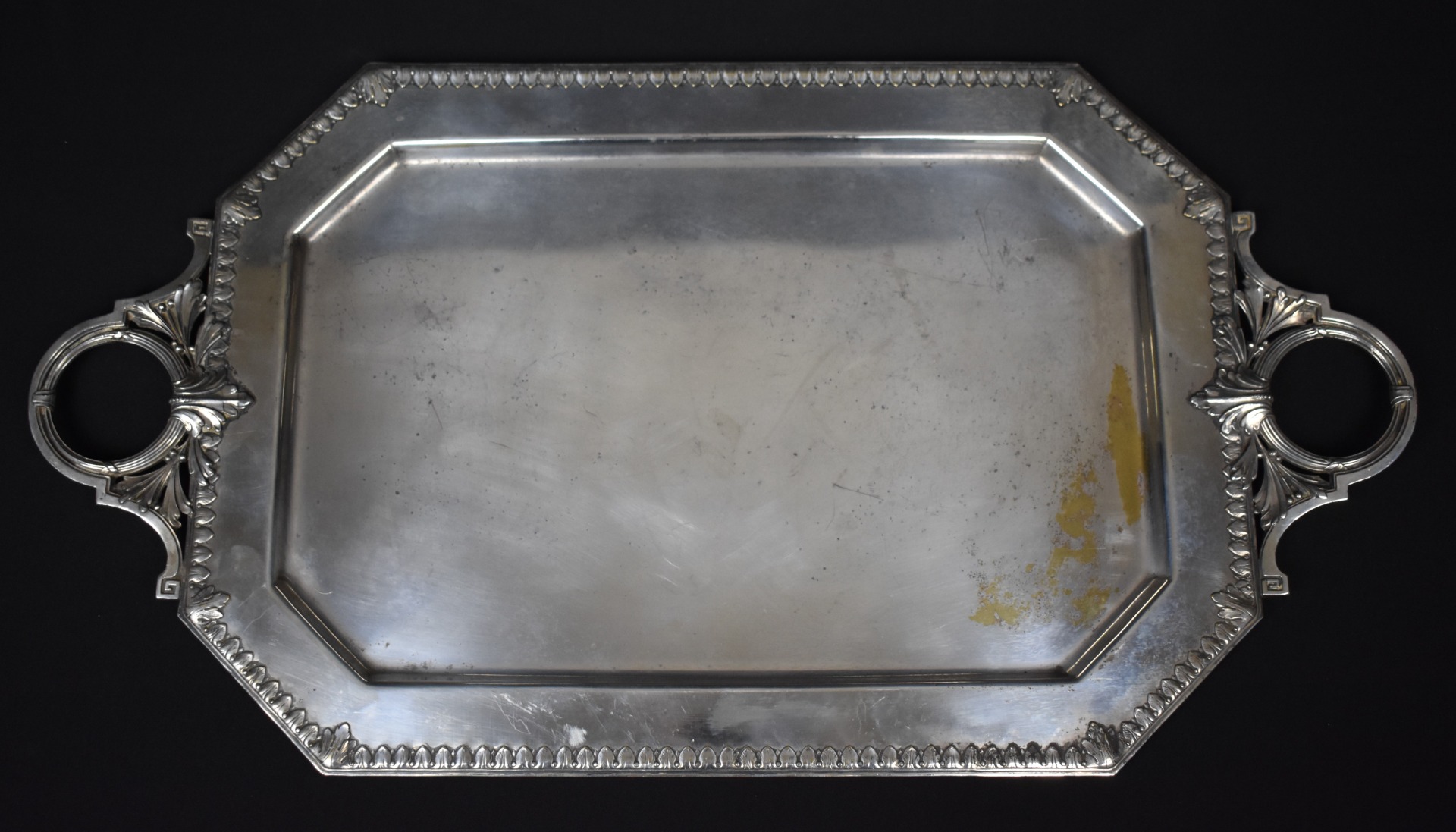 Tavă antică din alamă argintată, patină originală, atelier german