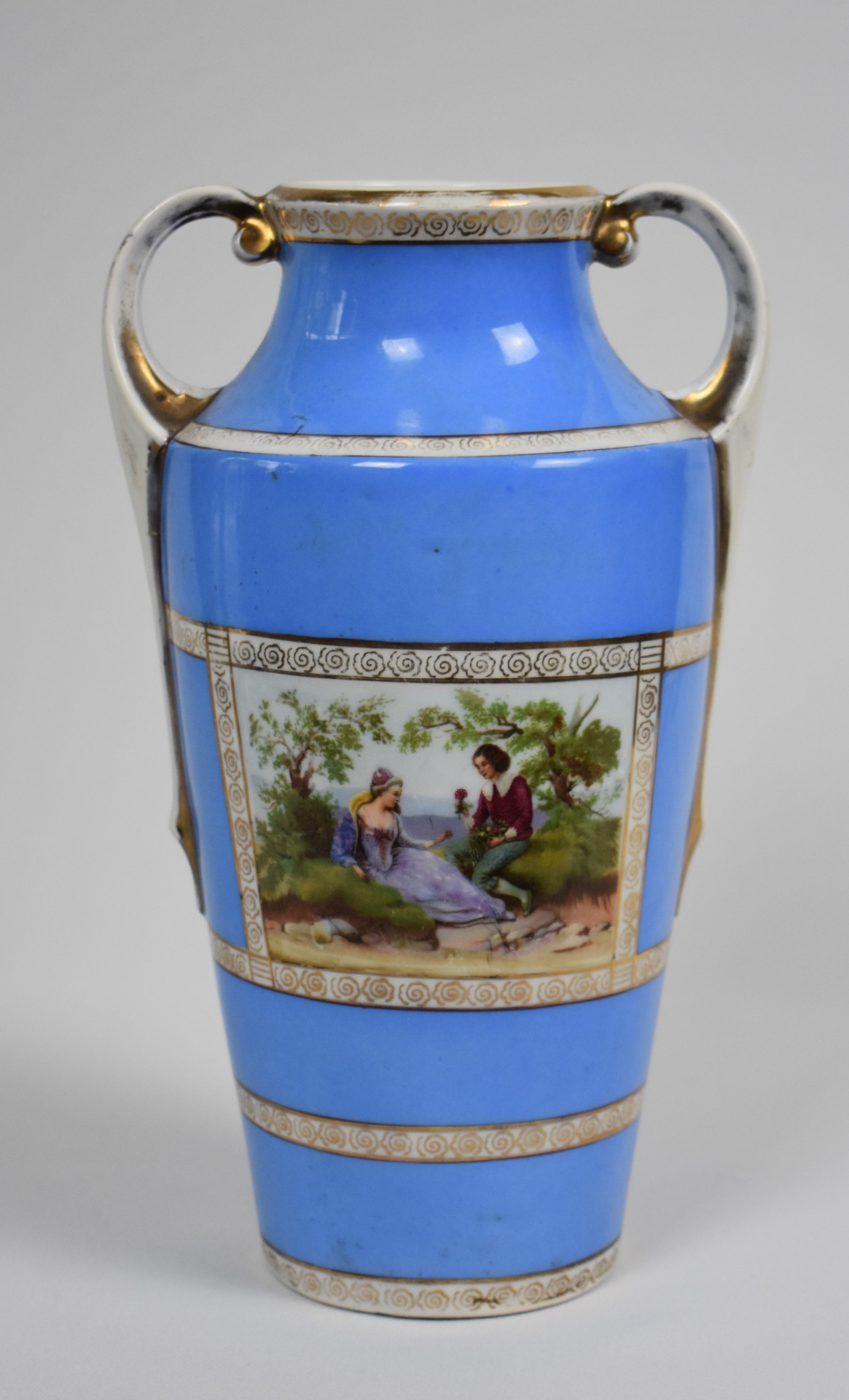 Vază din porțelan Wehinger & Co, Cehoslovacia, anii 1920 – Bleu de Sèvres, decor pictat manual