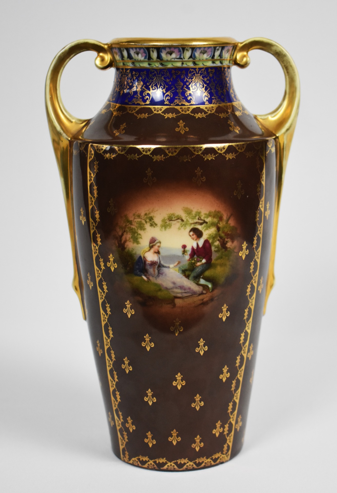 Vază din porțelan Wehinger & Co – decor romantic pictat manual, Cehoslovacia, anii 1920