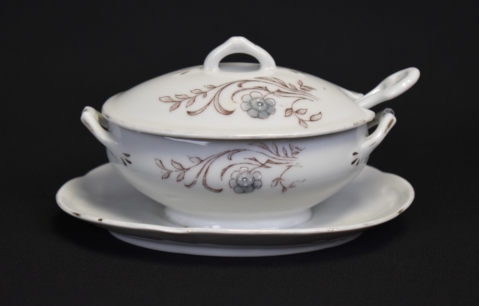 Recipient vechi pentru muștar din porțelan, cu capac și farfurioară – Frații Hirschensohn, Jassy (Iași), sf. sec. XIX