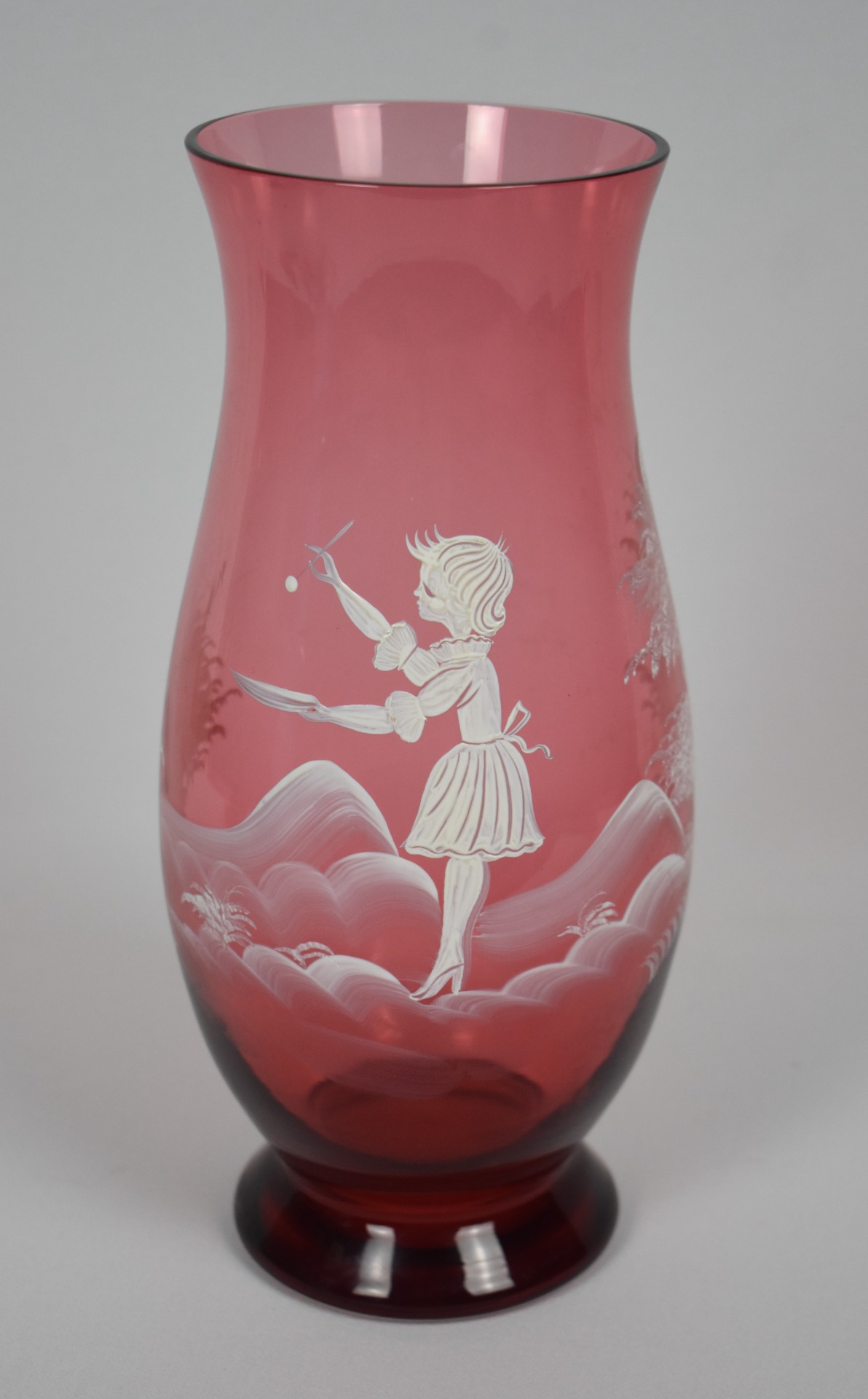 Vază Mary Gregory din sticlă Cranberry, decor email alb cu copil, Boemia cca. 1900