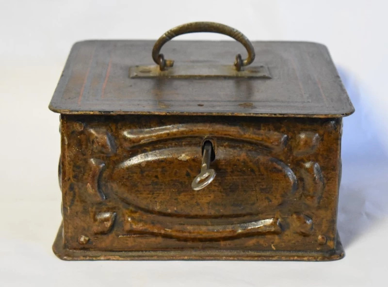 Cutie metalică de valori cu mâner, seif vechi interbelic