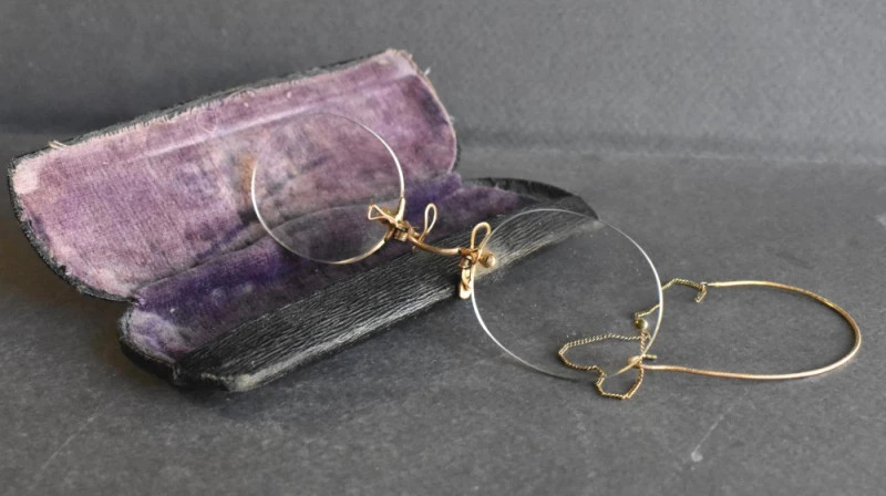 Pince-nez de epoca cu lant metalic asezat langa etui original Browns South Lambeth secol XIX