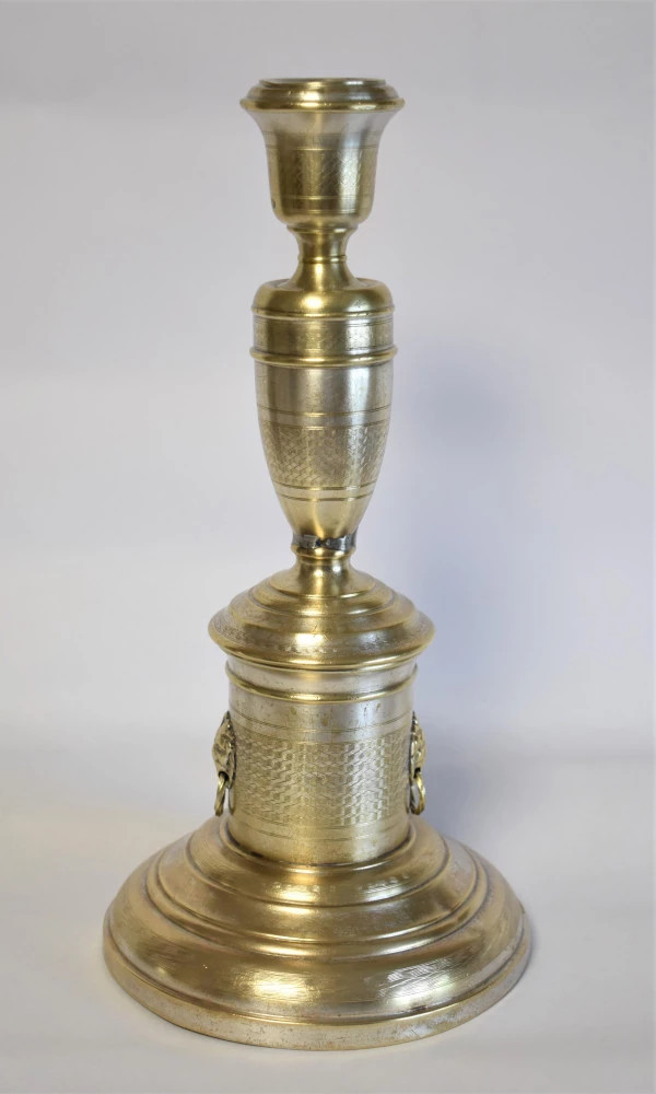 Sfeșnic vechi din alamă argintată, model decorativ cu lei, sfârșit de secol XIX