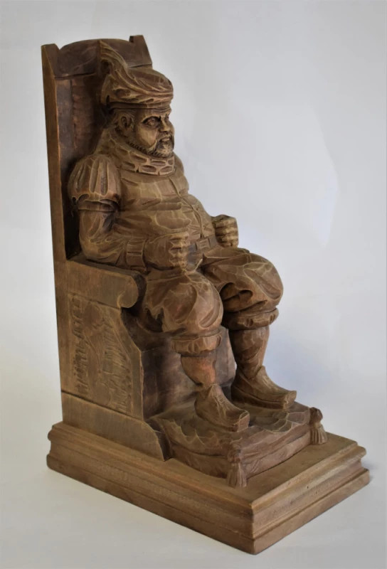 Statuetă veche sculptată din lemn reprezentând un rege sau domnitor, piesă decorativă