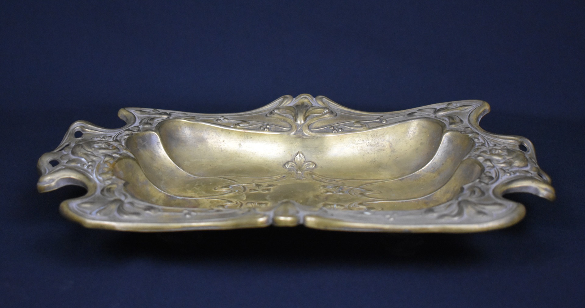 Fructieră Art Nouveau din alamă, formă ondulată, decor cu cap de femeie stilizat, cca. 1900