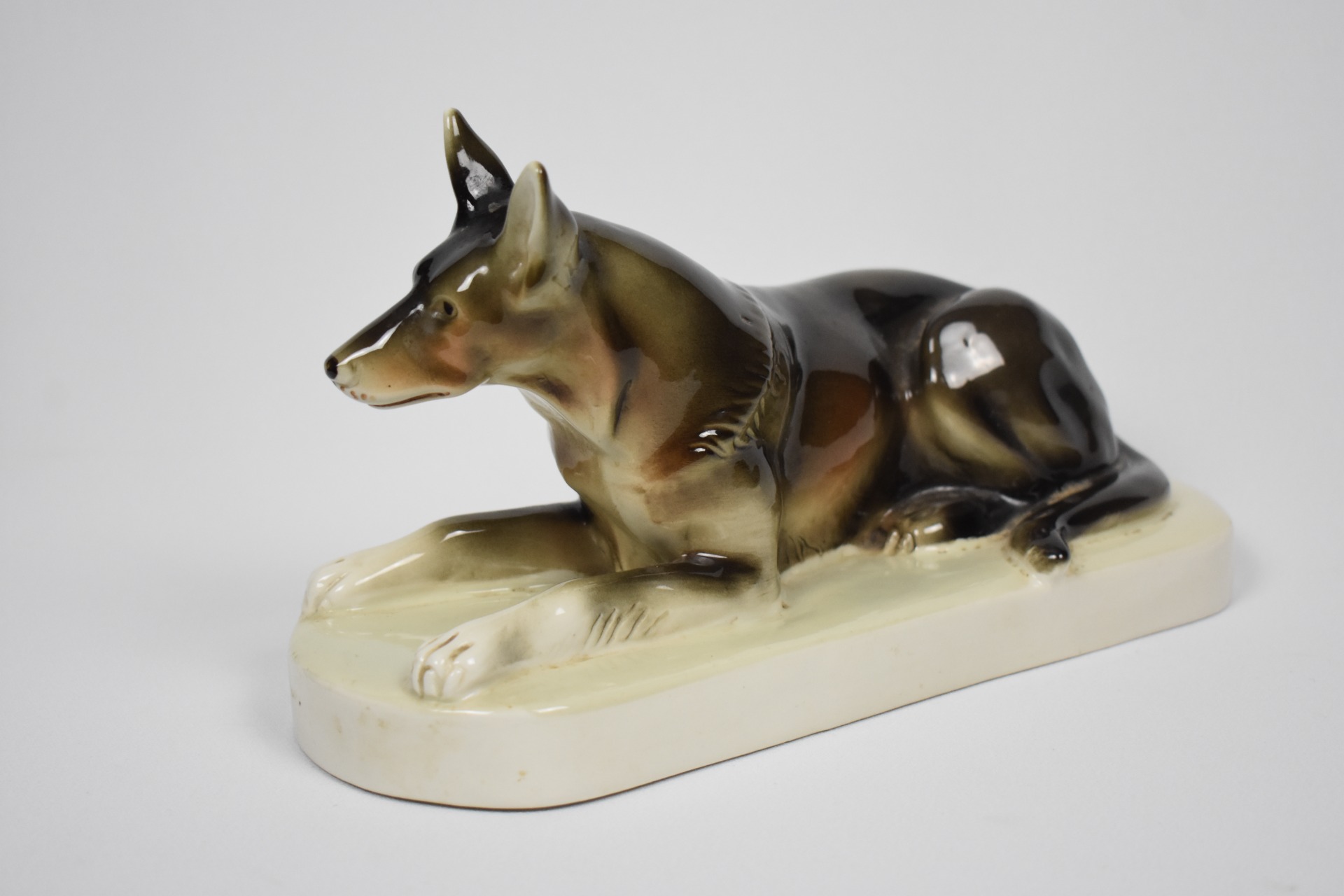 Figurină câine ciobănesc german din porțelan Royal Dux Cehoslovacia Art Deco