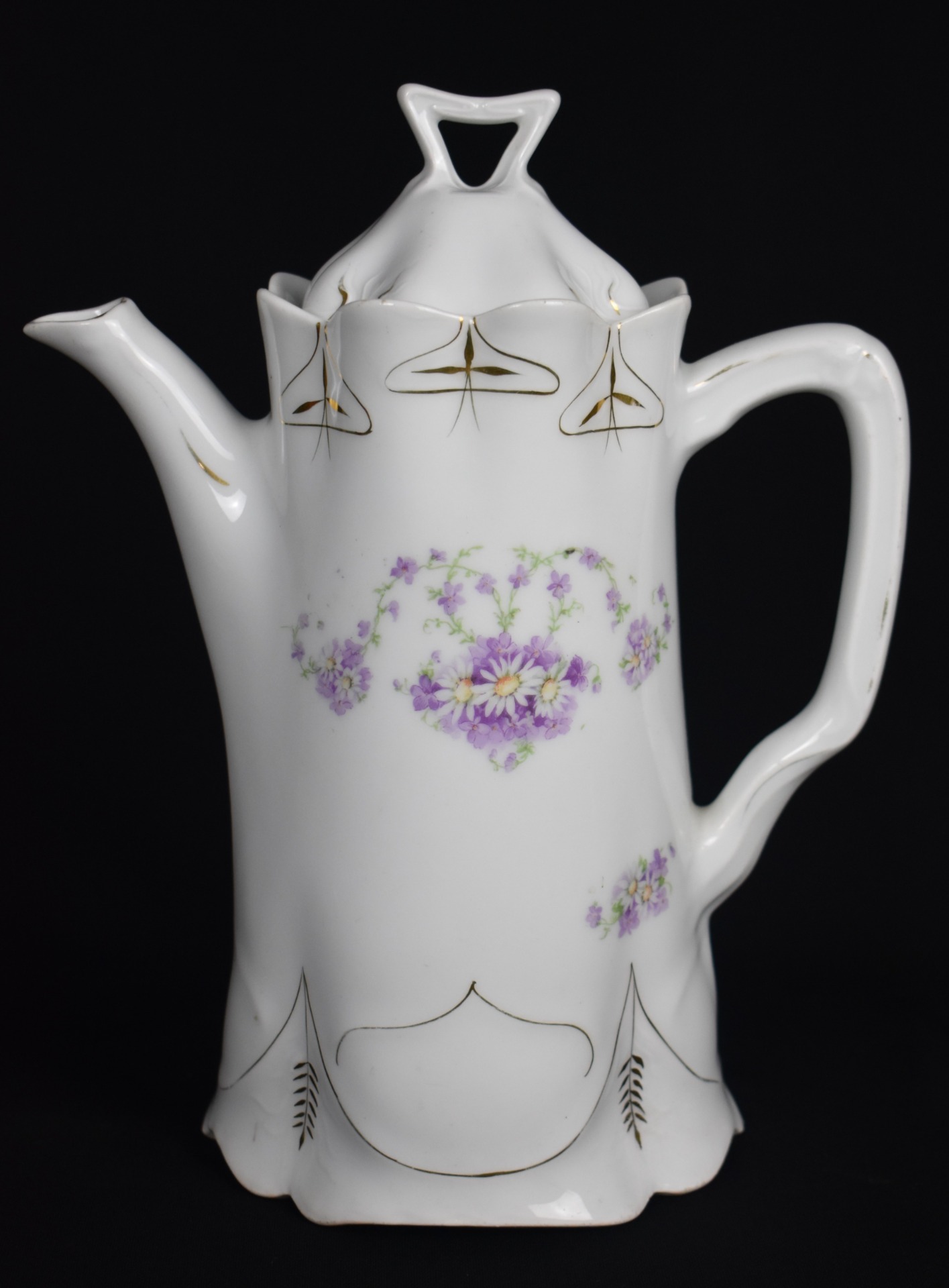 Ceainic Art Nouveau Jugendstil din porțelan alb cu flori mov și detalii aurii cca 1900