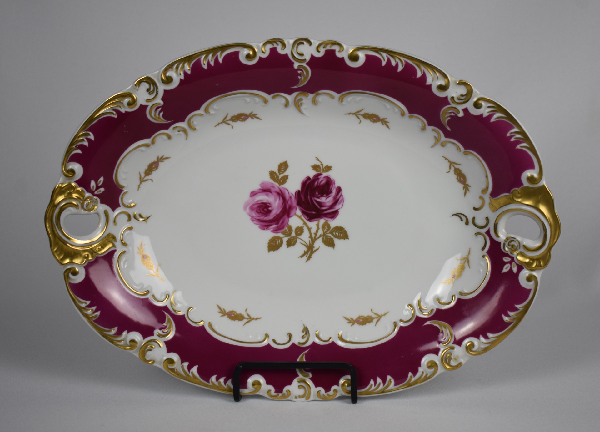 Platou din porțelan Wallendorf Germania decor floral cu trandafiri bordo și aurire