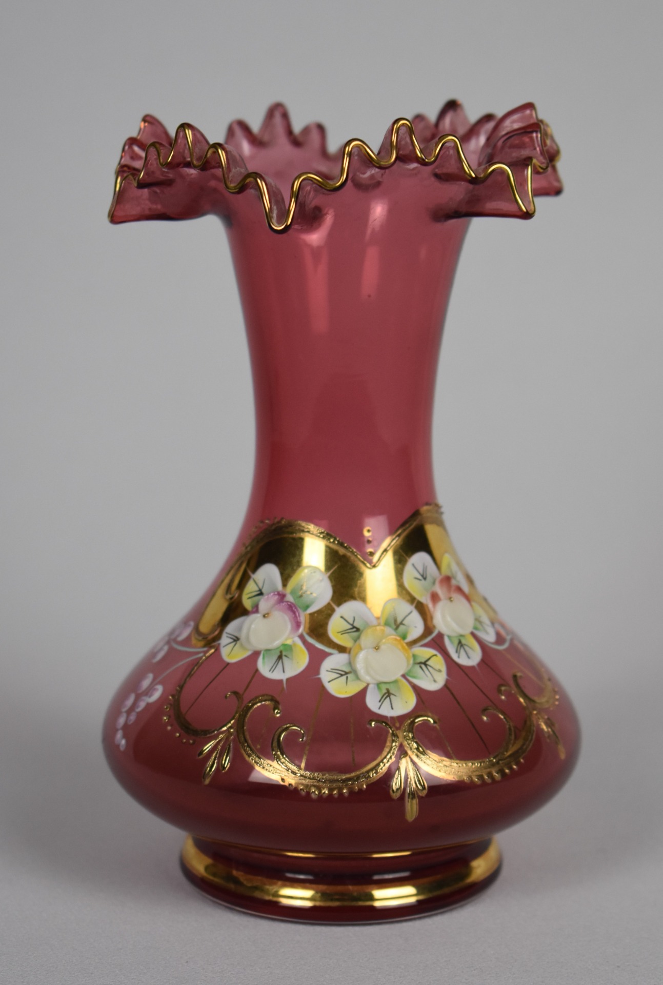 Vază din cristal Boemia roșu rubin pictată manual cu aur și email floral