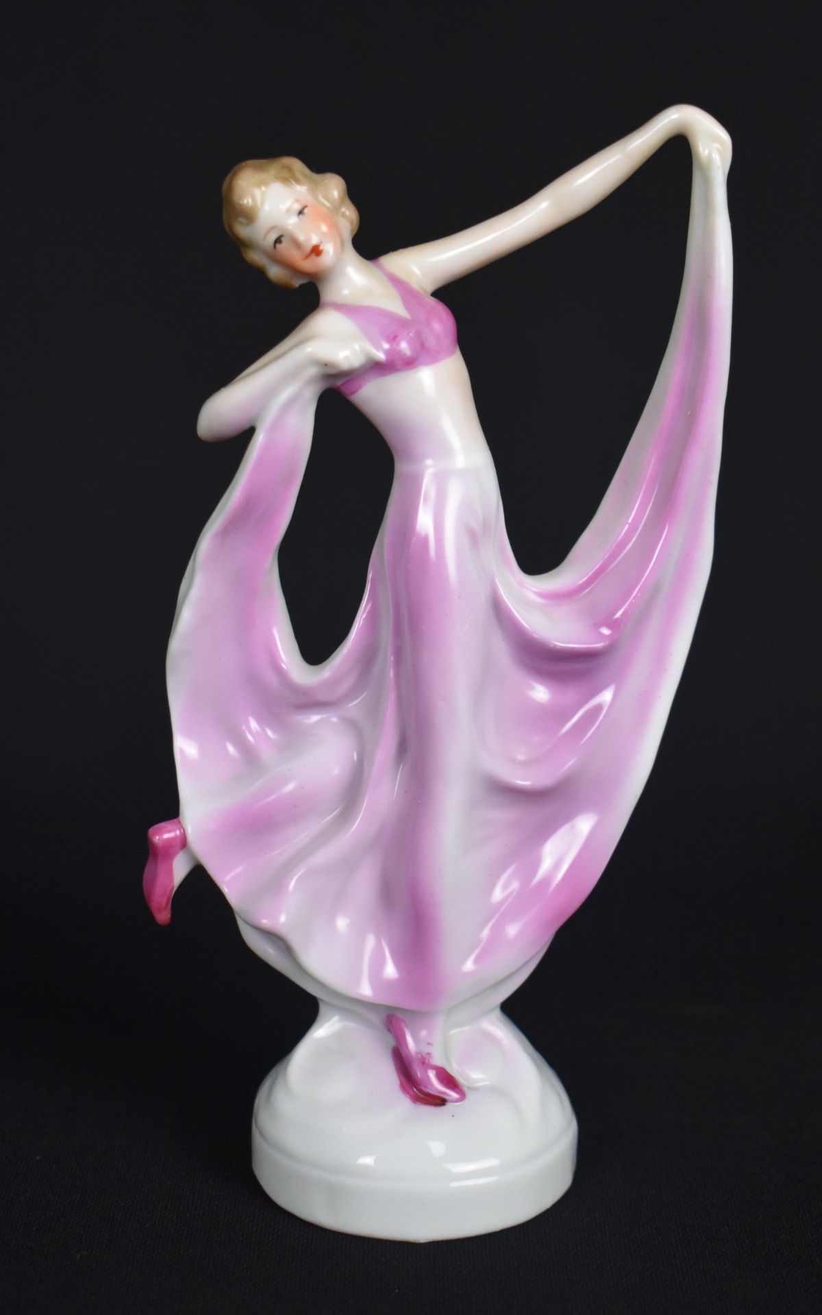 Dansatoare din porțelan Art Deco Germania rochie roz mișcare elegantă