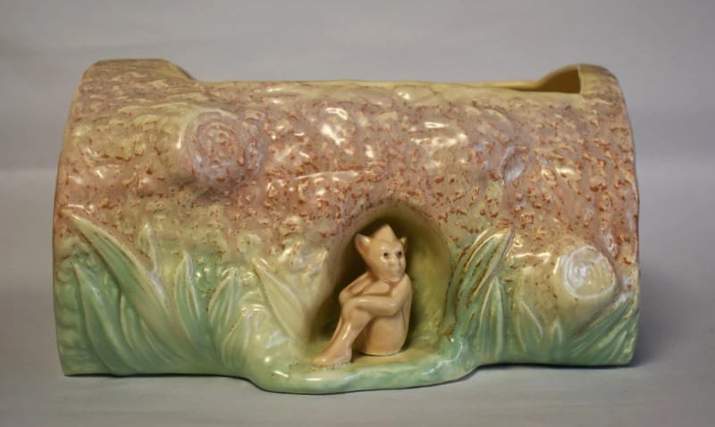 Jardinieră vintage Sylvac England din ceramică smălțuită, decor forestier cu elf sculptat în interiorul unei buturugi