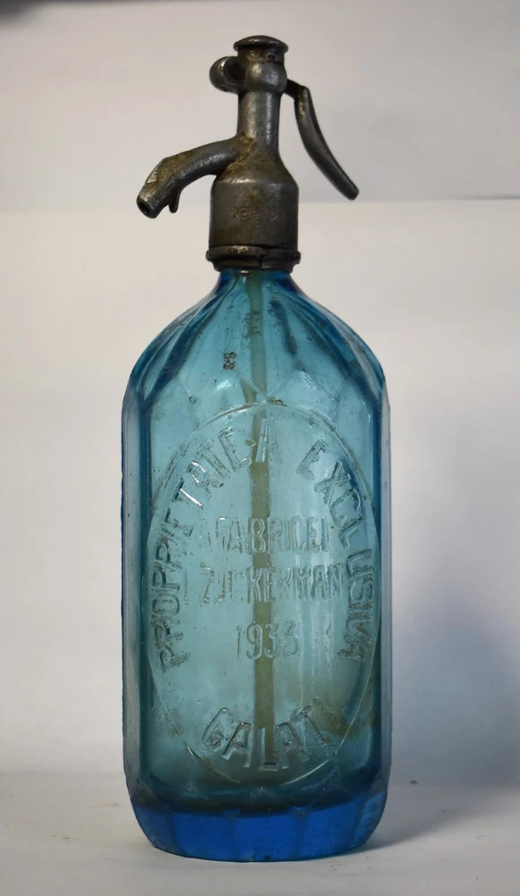 Sifon vechi interbelic din sticlă albastră, fabrica L. Zuckerman Galați, vedere frontală