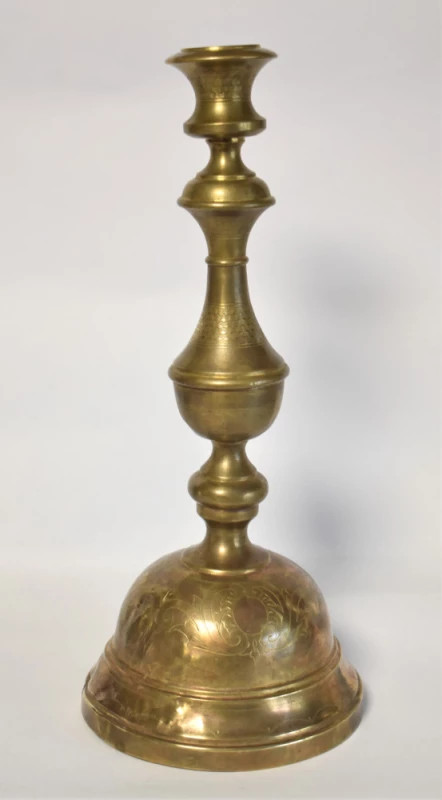 Sfeșnic vechi din alamă ambutisată – vedere frontală, sfârșit sec. XIX