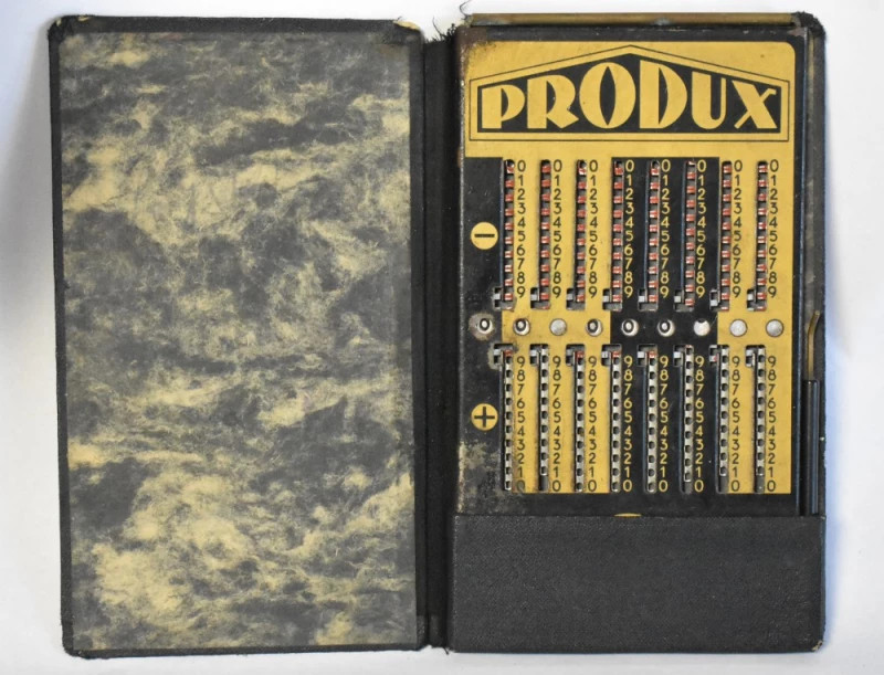 Calculator mecanic PRODUX – vedere frontală cu capac deschis, tabel de calcul vizibil