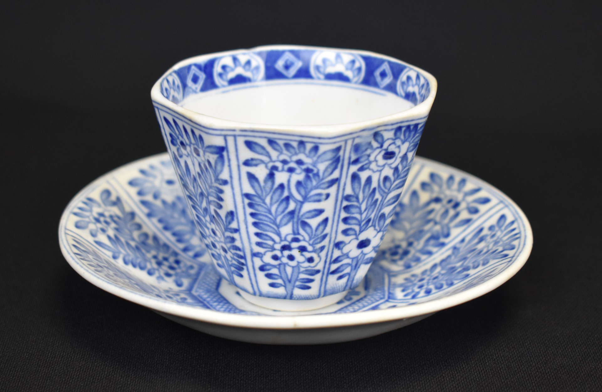 Ceașcă și farfurioară din porțelan Arita – decor albastru cobalt subglazură, perioada Meiji, Japonia