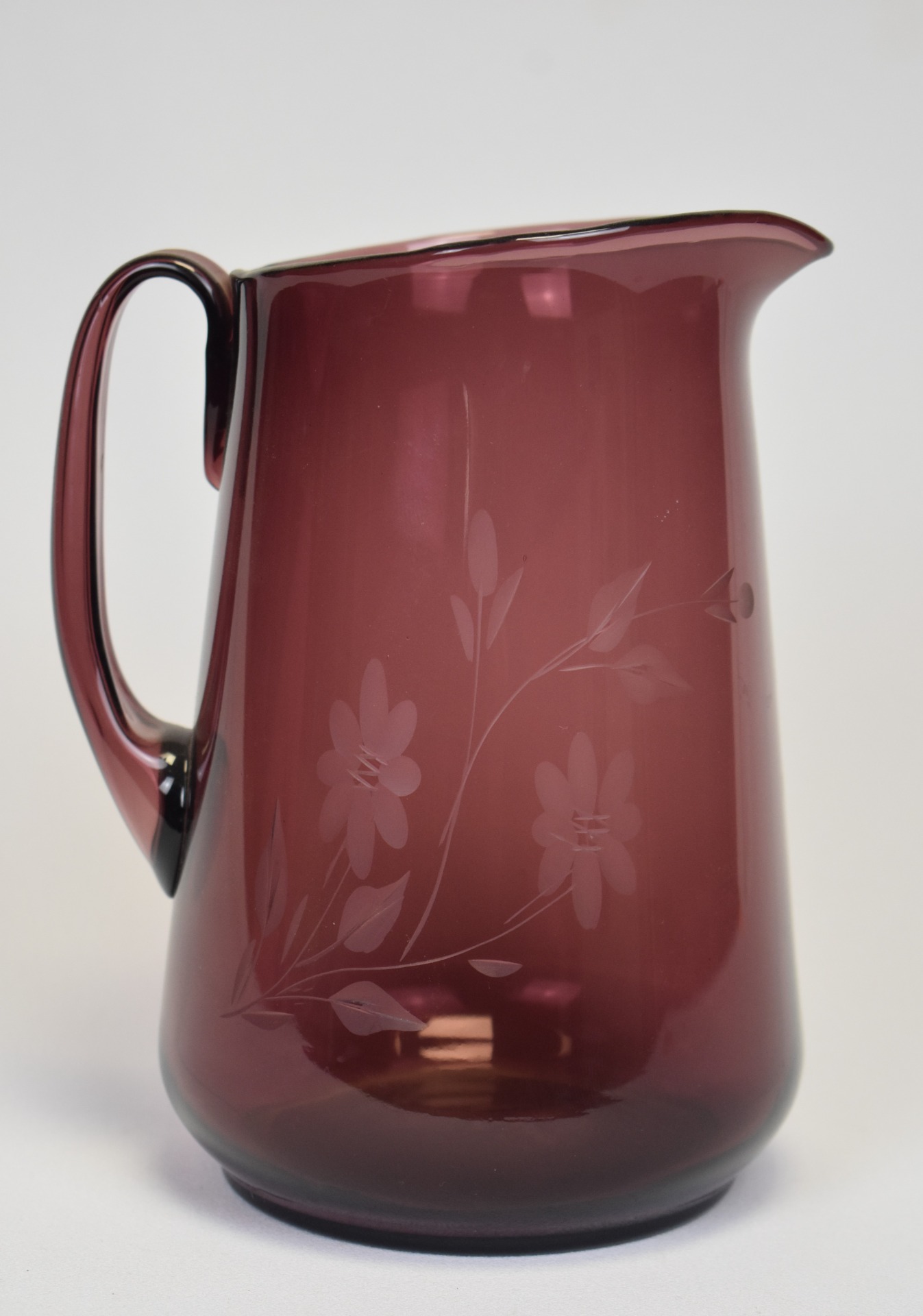 Carafă din sticlă gravată – cană pentru apă cu decor floral, sticlă colorată, cca. 1940