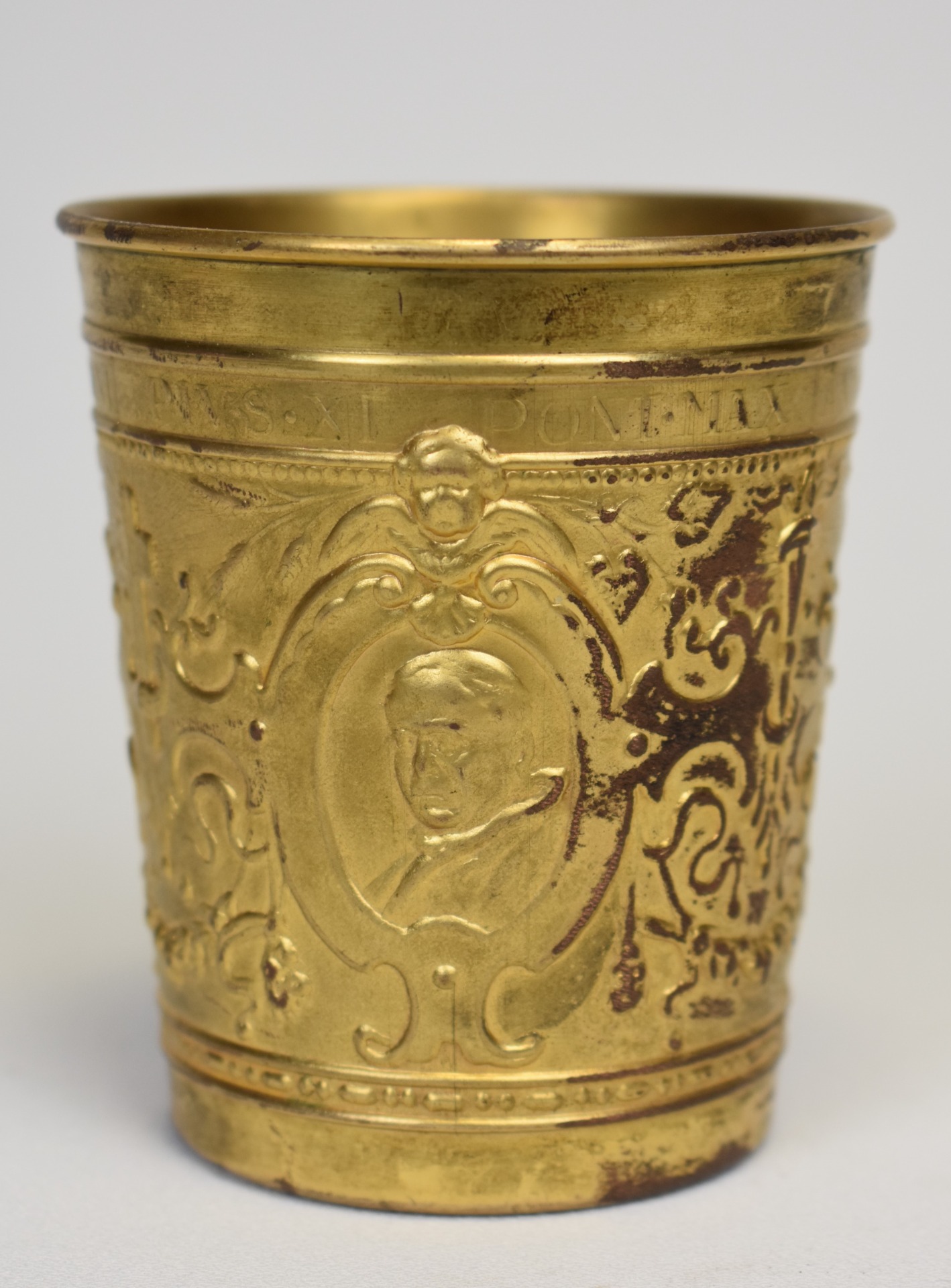 Pahar suvenir catolic din alamă aurită – portret Papa Pius al XI-lea, Vatican 1925