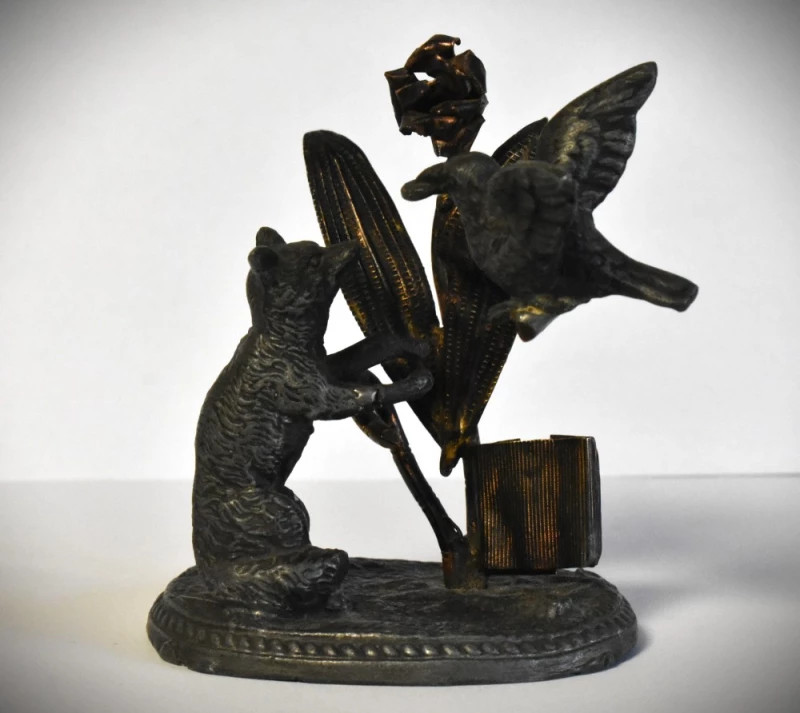 Statuetă din antimoniu „Corbul și Vulpea” – vedere frontală, compoziție alegorică