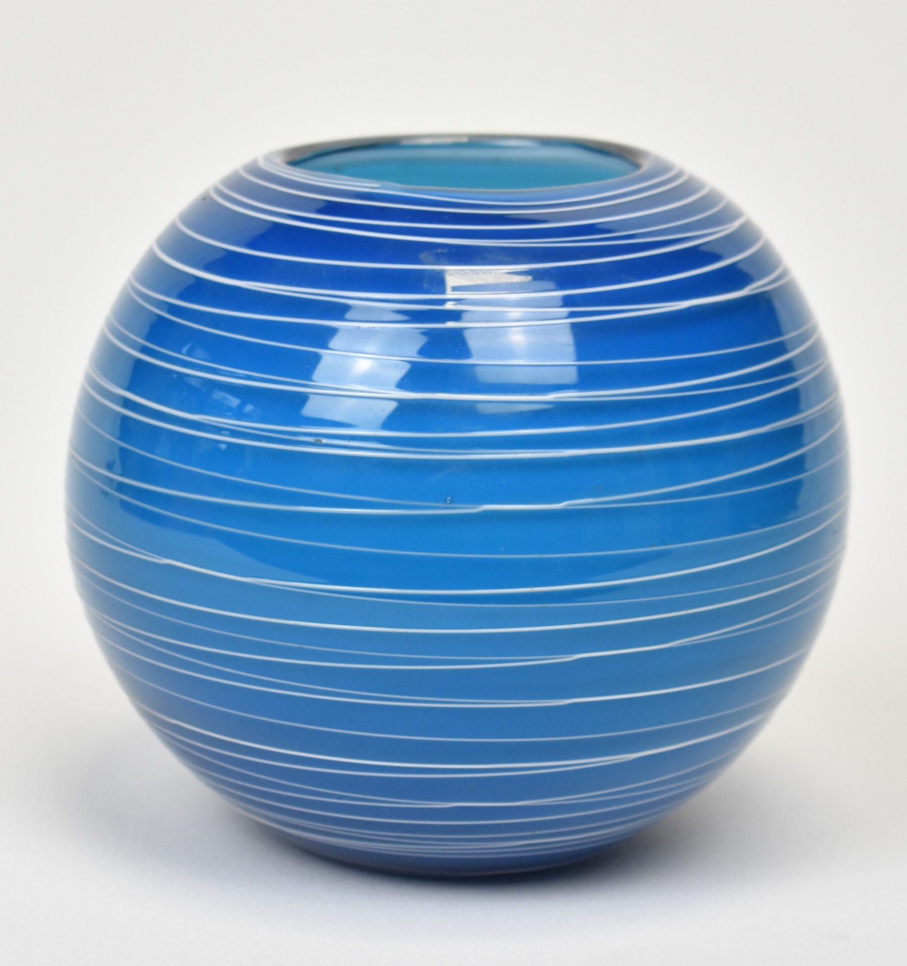 Vază sferică din sticlă albastră opalină – design modern, vedere frontală