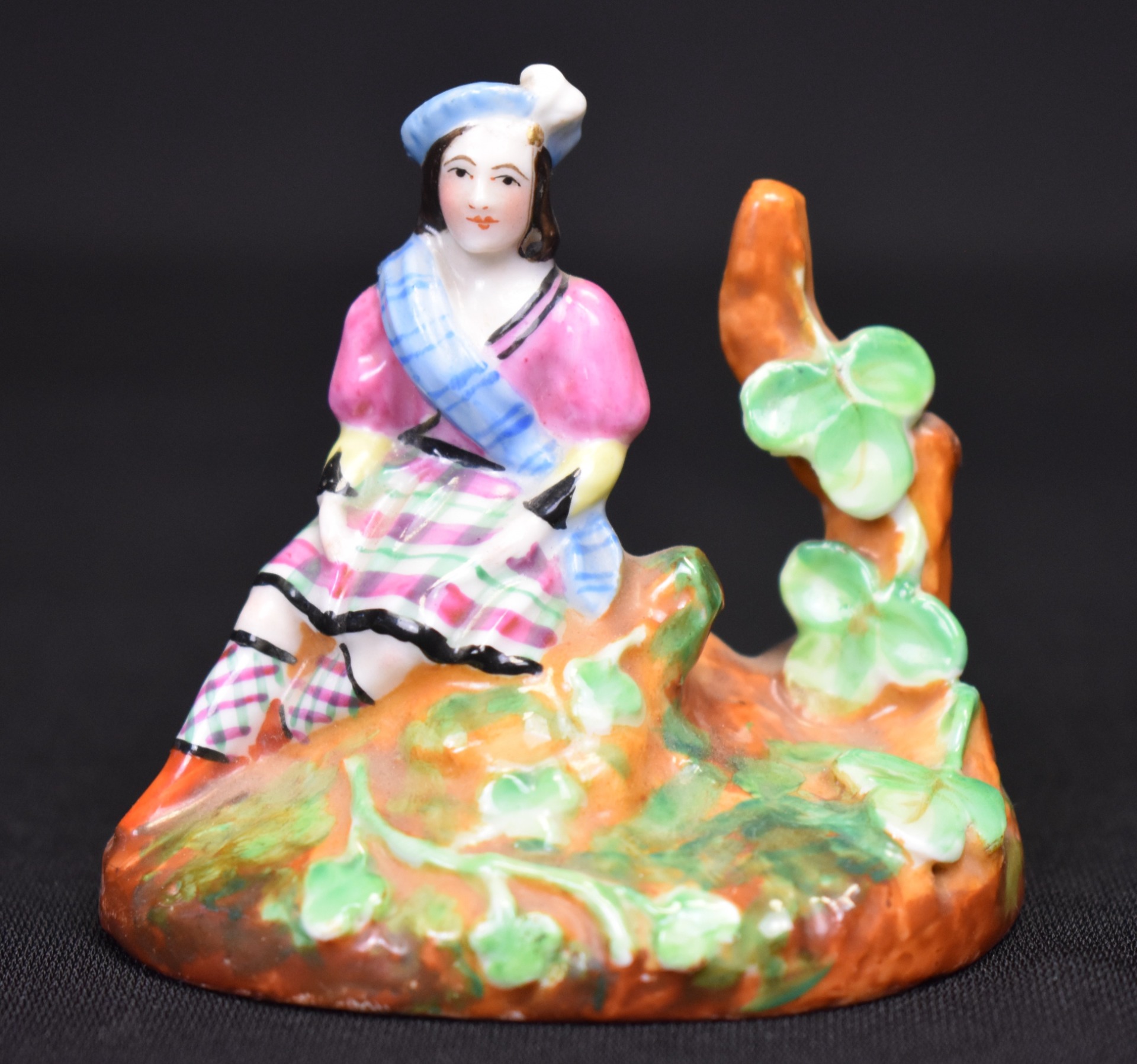 Statuetă mică din porțelan pictată manual – personaj feminin, vedere frontală