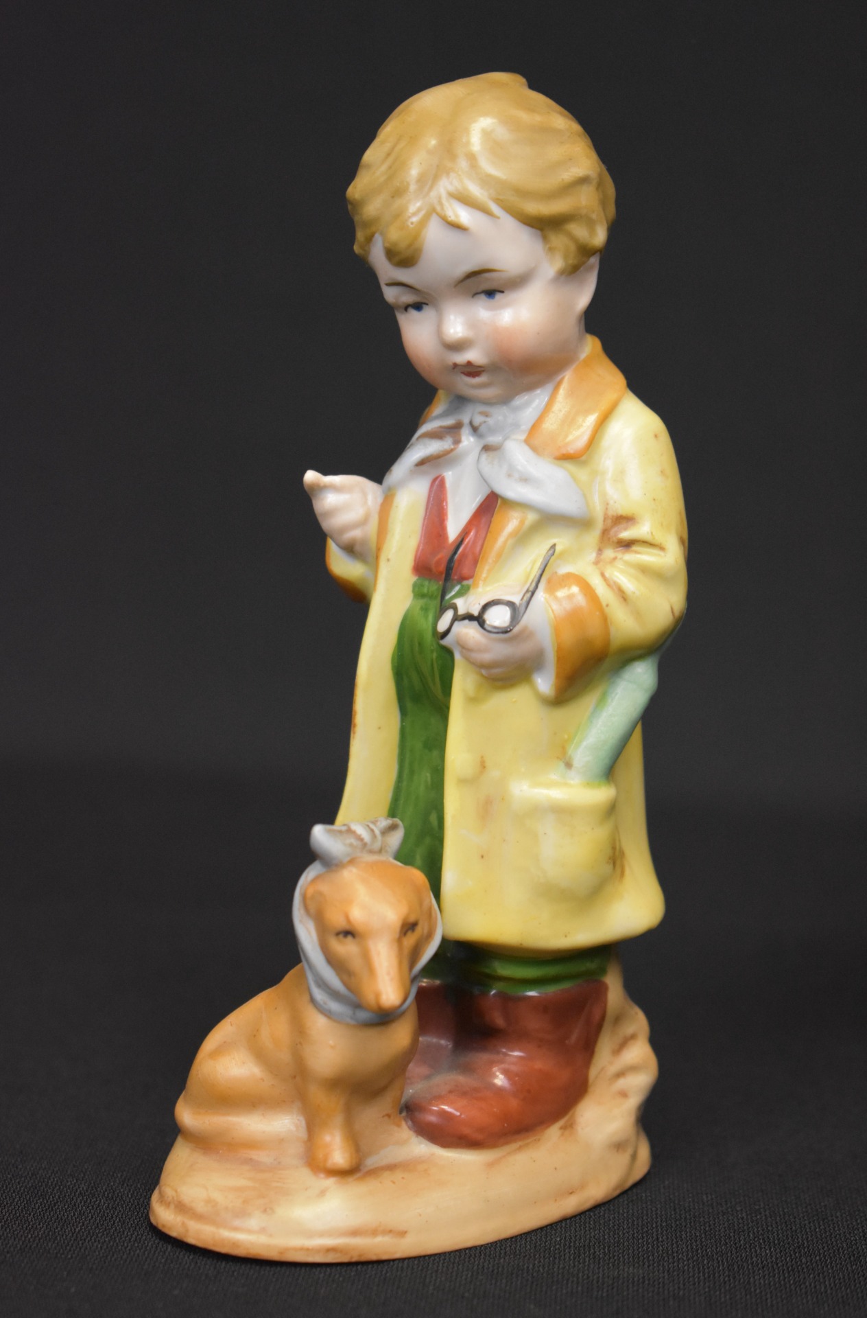 Statuetă din porțelan Wagner & Apel – băiat veterinar cu câine, vedere frontală