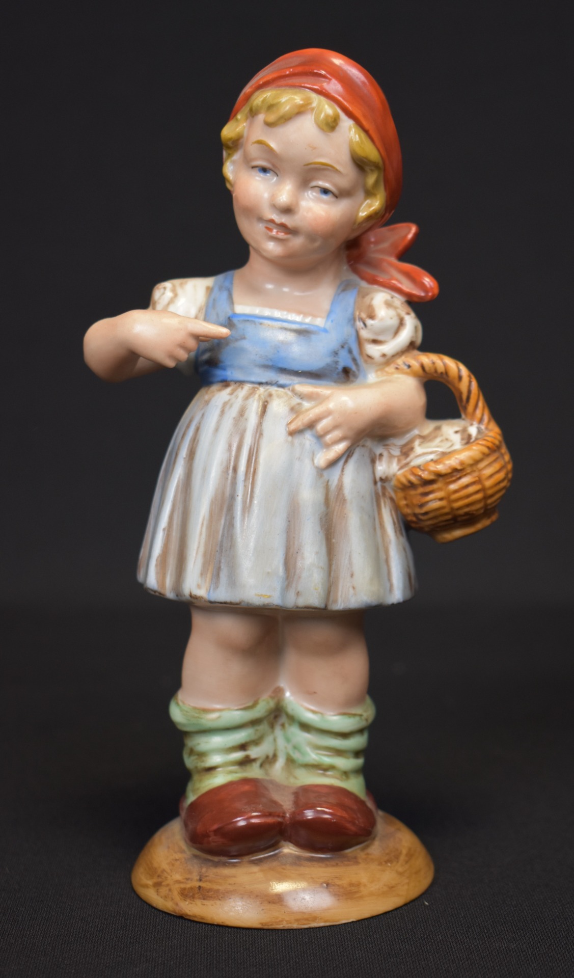 Statuetă din porțelan Wagner & Apel – Scufița Roșie cu coș, vedere frontală